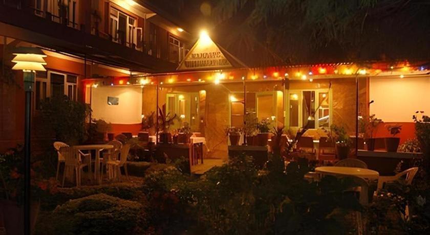 Fairmount Hotel Pokhara Bagian luar foto